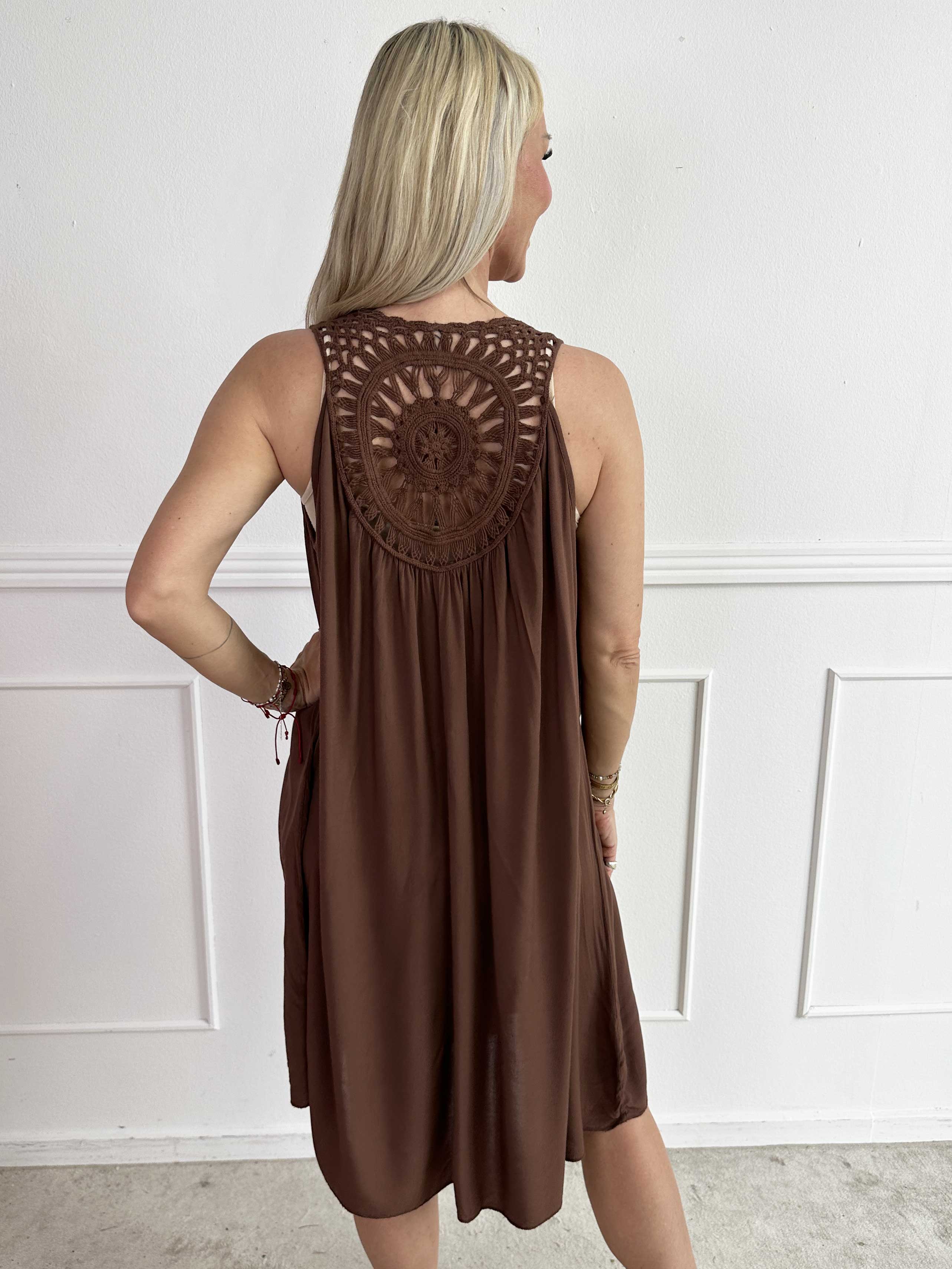 Medea - Simpel sommerkjole i viskose med broderet ryg